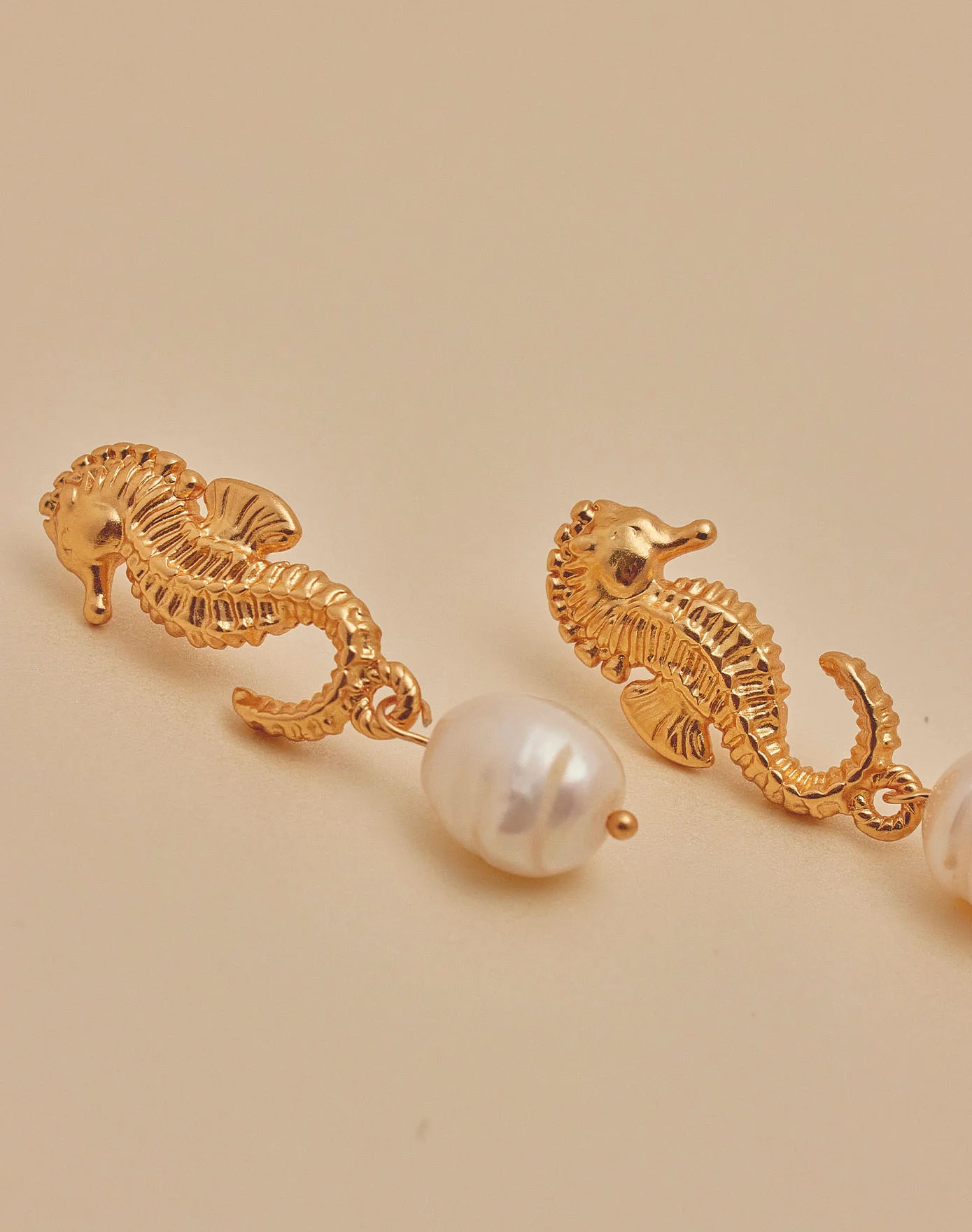 Pendientes Caballito de Mar Perla - Image 3
